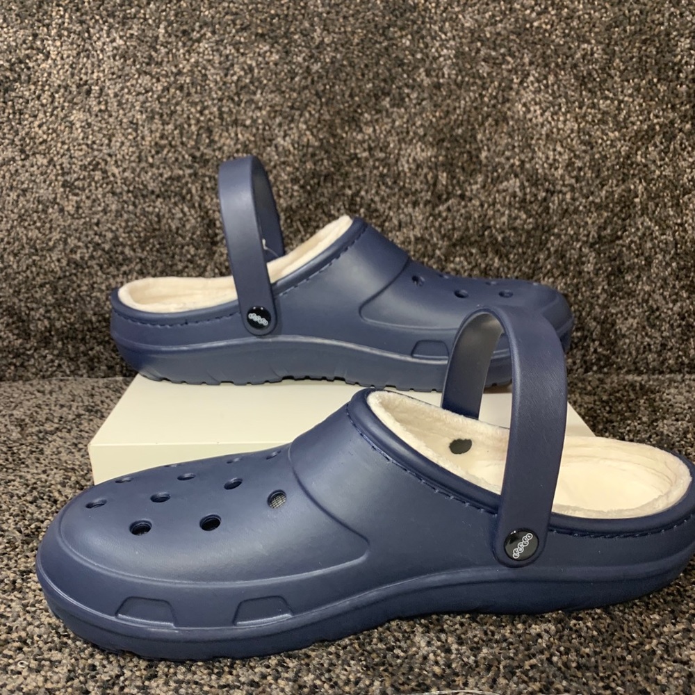 Lined Fuzzy Warm Crocs size 12 & 13 unisex - Picture 5 of 7
